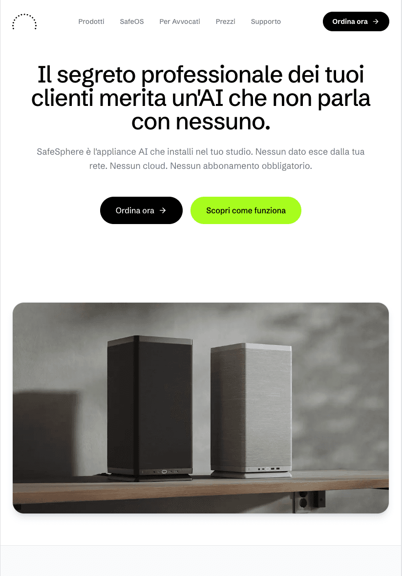 Due workstation SafeSphere in formato ITX, una nera e una grigia, su una mensola in legno: l'appliance AI installata fisicamente nello studio legale.